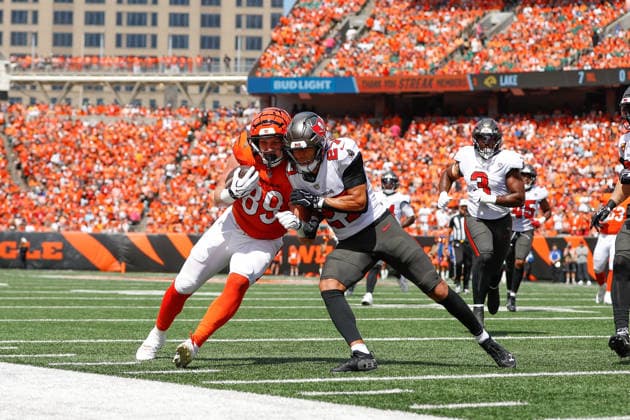 CINCINNATI, OH - SEPTEMBER 13: Cincinnati Bengals tight end Drew Sample (89) carries the ball with Tampa Bay Buccaneers cornerback Zyon McCollum (27) defending, during the game between the Tampa Bay Buccaneers and the Cincinnati Bengals at Paycor Stadium on September 13, 2026 in Cincinnati, OH. (Photo by Ian Johnson Icon Sportswire) NFL, American Football Herren, USA SEP 13 Buccaneers at Bengals EDITORIAL USE ONLY Icon260913004
