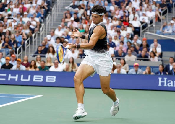 Ben Shelton hits a forehand return to Alexander Zverev of Germany in the first set of the Men s Finals match in Arthur Ashe Stadium at the 2026 US Open Tennis Championship at the USTA Billie Jean King National Tennis Center in New York City on Sunday, September 13, 2026.  NYP20260913806 COREYxSIPKIN