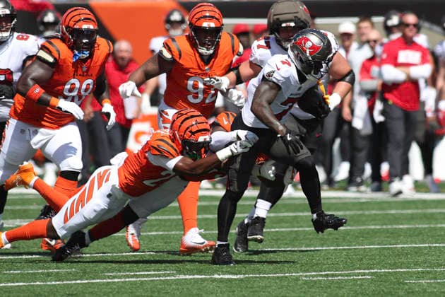 Sep 13, 2026; Cincinnati, OH, USA; Tampa Bay Buccaneers RB Bucky Irving (right) runs the ball during WEEK 1 of the NFL, American Football Herren, USA regular season between the Cincinnati Bengals and the Tampa Bay Buccaneers at Paycor Stadium. Mandatory Credit: -Cal Media Cincinnati USA - ZUMAc04_ 20260913_zma_c04_103 Copyright: xKevinxSchultzx