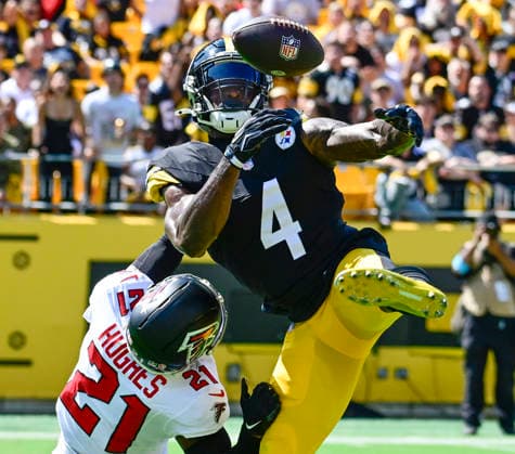Pittsburgh Steelers wide receiver Dk Metcalf (4) misses the catch in the end zone with Atlanta Falcons cornerback Mike Hughes (21) in the second quarter on Sunday, Sept. 13, 2026 in Pittsburgh.  PIT2026091315 ARCHIExCARPENTER