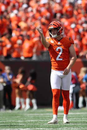 Sep 13, 2026; Cincinnati, OH, USA; Cincinnati Bengals kicker Evan McPherson lines up for an extra point during WEEK 1 of the NFL, American Football Herren, USA regular season between the Cincinnati Bengals and the Tampa Bay Buccaneers at Paycor Stadium. Mandatory Credit: -Cal Media Cincinnati USA - ZUMAc04_ 20260913_zma_c04_107 Copyright: xKevinxSchultzx