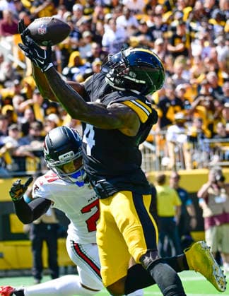 Pittsburgh Steelers wide receiver Dk Metcalf (4) misses the catch in the end zone with Atlanta Falcons cornerback Mike Hughes (21) in the second quarter on Sunday, Sept. 13, 2026 in Pittsburgh.  PIT2026091314 ARCHIExCARPENTER