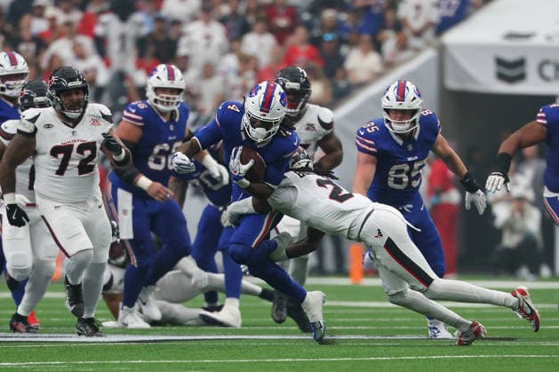 HOUSTON, TX - SEPTEMBER 13: Running back James Cook III 4 of the Buffalo Bills runs the ball as safety Calen Bullock 2 of the Houston Texans readies to tackle him during the NFL, American Football Herren, USA game between the Houston Texans and the Buffalo Bills on September 13, 2026, at Reliant Stadium in Houston, TX.(Photo by David Buono Icon Sportswire) NFL: SEP 13 Bills at Texans EDITORIAL USE ONLY Icon260913001