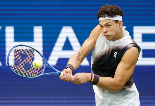 Ben Shelton hits a backhand return to Alexander Zverev of Germany in the first set of the Men s Finals match in Arthur Ashe Stadium at the 2026 US Open Tennis Championship at the USTA Billie Jean King National Tennis Center in New York City on Sunday, September 13, 2026.  NYP20260913808 COREYxSIPKIN