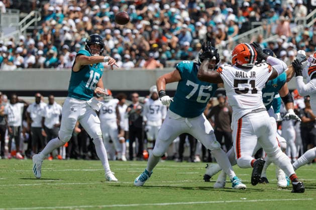 JACKSONVILLE, FL - SEPTEMBER 13: Trevor Lawrence 16 of the Jacksonville Jaguars throws a pass during the game between the Jacksonville Jaguars and the Cleveland Browns on September 13, 2026 at EverBank Stadium in Jacksonville, Fl. (Photo by David Rosenblum Icon Sportswire) NFL, American Football Herren, USA SEP 13 Browns at Jaguars EDITORIAL USE ONLY Icon260913263847