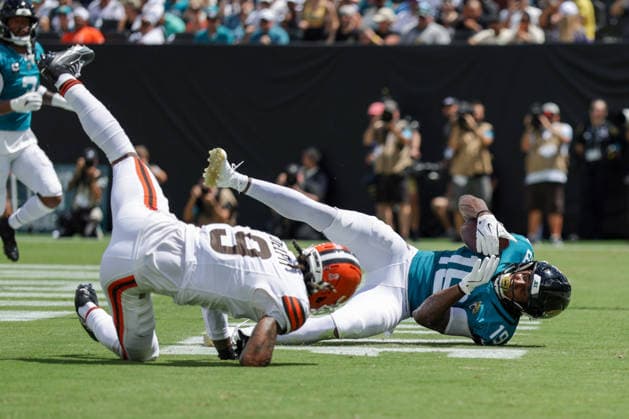 JACKSONVILLE, FL - SEPTEMBER 13: Josh Cameron 19 of the Jacksonville Jaguars catches a pass in the end zone for a touchdown during the game between the Jacksonville Jaguars and the Cleveland Browns on September 13, 2026 at EverBank Stadium in Jacksonville, Fl. (Photo by David Rosenblum Icon Sportswire) NFL, American Football Herren, USA SEP 13 Browns at Jaguars EDITORIAL USE ONLY Icon260913263856