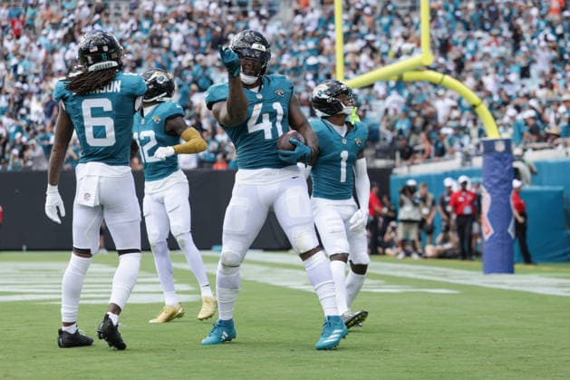 JACKSONVILLE, FL - SEPTEMBER 13: Josh Hines-Allen 41 of the Jacksonville Jaguars celebrates with teams after recovering a fumble during the game between the Jacksonville Jaguars and the Cleveland Browns on September 13, 2026 at EverBank Stadium in Jacksonville, Fl. (Photo by David Rosenblum Icon Sportswire) NFL, American Football Herren, USA SEP 13 Browns at Jaguars EDITORIAL USE ONLY Icon260913263947
