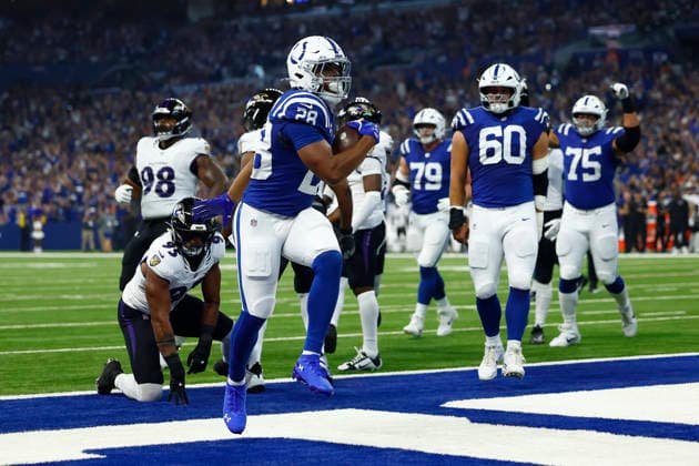 INDIANAPOLIS, IN - SEPTEMBER 13: Indianapolis Colts running back Jonathan Taylor (28) goes in for the touchdown in the first quarter of play during a NFL, American Football Herren, USA game between the Baltimore Ravens and the Indianapolis Colts on September 13, 2026 at Lucas Oil Stadium in Indianapolis, IN. (Photo by Jeffrey Brown Icon Sportswire) NFL: SEP 13 Ravens at Colts EDITORIAL USE ONLY Icon091326010