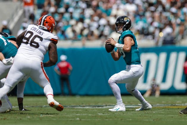 JACKSONVILLE, FL - SEPTEMBER 13: Trevor Lawrence 16 of the Jacksonville Jaguars throws a pass during the game between the Jacksonville Jaguars and the Cleveland Browns on September 13, 2026 at EverBank Stadium in Jacksonville, Fl. (Photo by David Rosenblum Icon Sportswire) NFL, American Football Herren, USA SEP 13 Browns at Jaguars EDITORIAL USE ONLY Icon260913264832