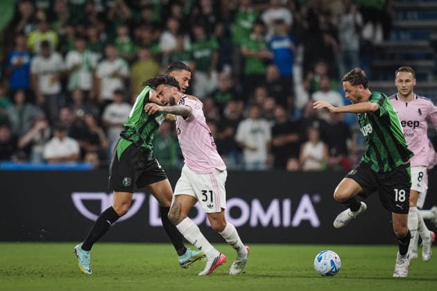 Juventus™s Nicolas Gonzalez fights for the ball with Sassuolo™s Jay Idzes during the Serie A soccer match between Sassuolo and Juventus at the Mapei Stadium in Reggio Emilia, north Italy - Sunday, September 13, 2026 -  Copyright: xMassimoxPaolone LaPressex