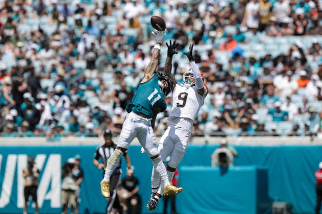 JACKSONVILLE, FL - SEPTEMBER 13: Parker Washington 11 of the Jacksonville Jaguars attempts to catch a pass while defended by Grant Delpit 9 of the Cleveland Browns during the game between the Jacksonville Jaguars and the Cleveland Browns on September 13, 2026 at EverBank Stadium in Jacksonville, Fl. (Photo by David Rosenblum Icon Sportswire) NFL, American Football Herren, USA SEP 13 Browns at Jaguars EDITORIAL USE ONLY Icon260913265285