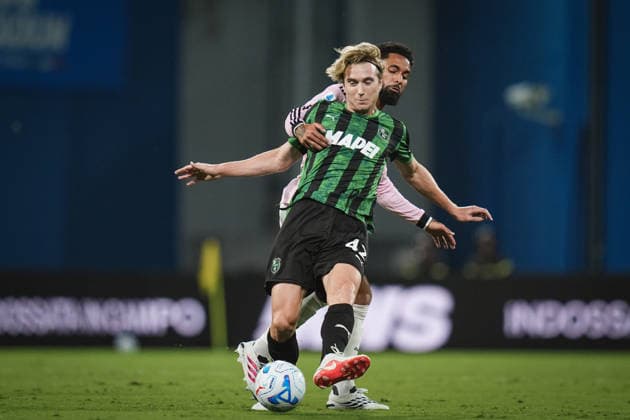 Sassuolo™s Kristian Thorstvedt fights for the ball with Juventus™s Douglas Luiz during the Serie A soccer match between Sassuolo and Juventus at the Mapei Stadium in Reggio Emilia, north Italy - Sunday, September 13, 2026 -  Copyright: xMassimoxPaolone LaPressex
