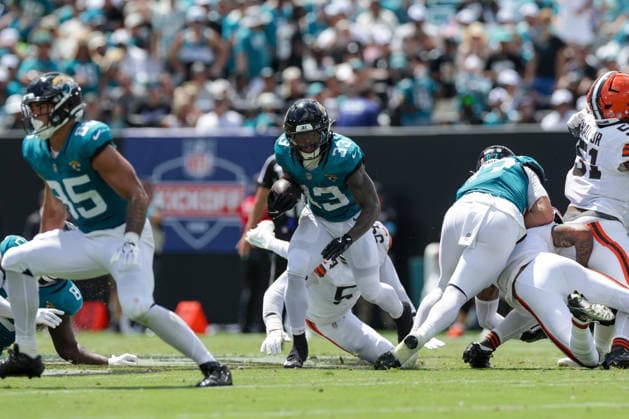JACKSONVILLE, FL - SEPTEMBER 13: Bhayshul Tuten 33 of the Jacksonville Jaguars runs with the ball during the game between the Jacksonville Jaguars and the Cleveland Browns on September 13, 2026 at EverBank Stadium in Jacksonville, Fl. (Photo by David Rosenblum Icon Sportswire) NFL, American Football Herren, USA SEP 13 Browns at Jaguars EDITORIAL USE ONLY Icon260913265316