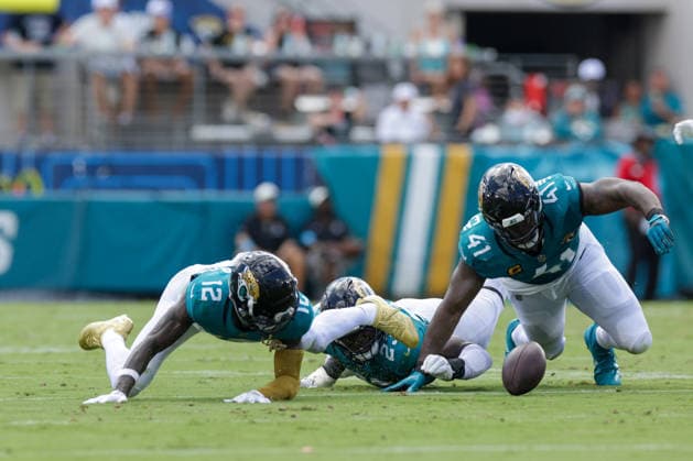 JACKSONVILLE, FL - SEPTEMBER 13: Josh Hines-Allen 41 of the Jacksonville Jaguars reaches for a loose ball during the game between the Jacksonville Jaguars and the Cleveland Browns on September 13, 2026 at EverBank Stadium in Jacksonville, Fl. (Photo by David Rosenblum Icon Sportswire) NFL, American Football Herren, USA SEP 13 Browns at Jaguars EDITORIAL USE ONLY Icon260913265530