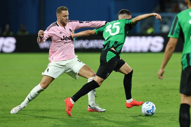 Teun Koopmeiners of Juventus FC and Luca Lipani of US Sassuolo compete for the ball during the Serie A 2026 2027 football match between US Sassuolo and Juventus FC at Citta del Tricolore stadium in Reggio Emilia (Italy), September 13th, 2026. CesarexPurini