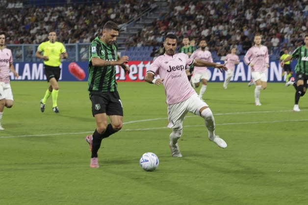 IPA88493404 - Domenico Berardi of US Sassuolo battles for the ball with Zeki Celik of Juventus FC during the US Sassuolo vs. Juventus FC, the 4th match of the 2026-27 Serie A Enilive season at Mapei Stadium – Città del Tricolore in Reggio nell Emilia (RE), Italy, on September 13, 2026.  Copyright: xDavidexCasentini IPAxSportx xx IPA88493404