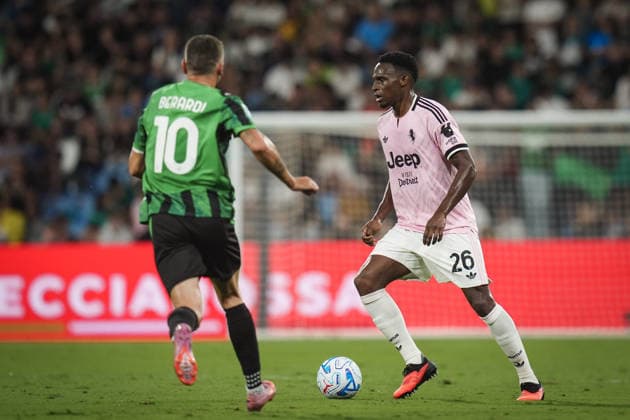 Juventus™s Jhon Lucumi fights for the ball with Sassuolo™s Domenico Berardi during the Serie A soccer match between Sassuolo and Juventus at the Mapei Stadium in Reggio Emilia, north Italy - Sunday, September 13, 2026 -  Copyright: xMassimoxPaolone LaPressex