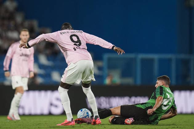 Juventus™s Randal Kolo Muani fights for the ball with Sassuolo™s Domenico Berardi during the Serie A soccer match between Sassuolo and Juventus at the Mapei Stadium in Reggio Emilia, north Italy - Sunday, September 13, 2026 -  Copyright: xMassimoxPaolone LaPressex