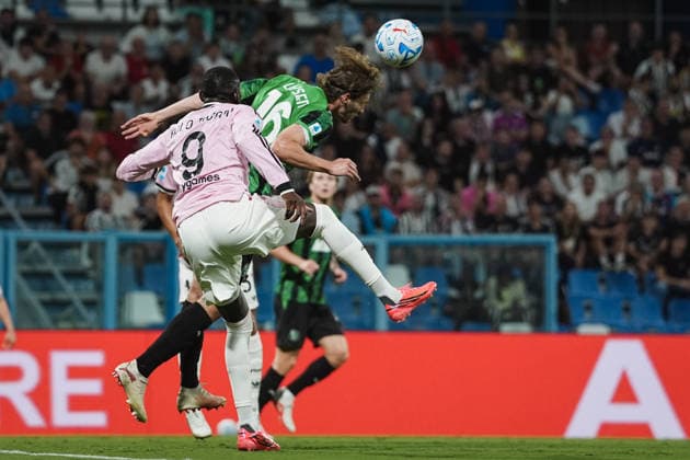 Sassuolo™s Fedde Leysen fights for the ball with Juventus™s Randal Kolo Muani during the Serie A soccer match between Sassuolo and Juventus at the Mapei Stadium in Reggio Emilia, north Italy - Sunday, September 13, 2026 -  Copyright: xMassimoxPaolone LaPressex