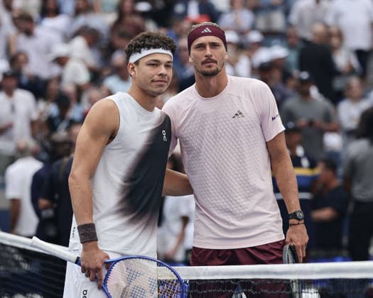R. L. Alexander Zverev and Ben Shelton pose at the net for a photo, Final, US Open Championships, Billie Jean King National Tennis Center, Flushing Meadows, New York, USA Copyright: xJuergenxHasenkopfx