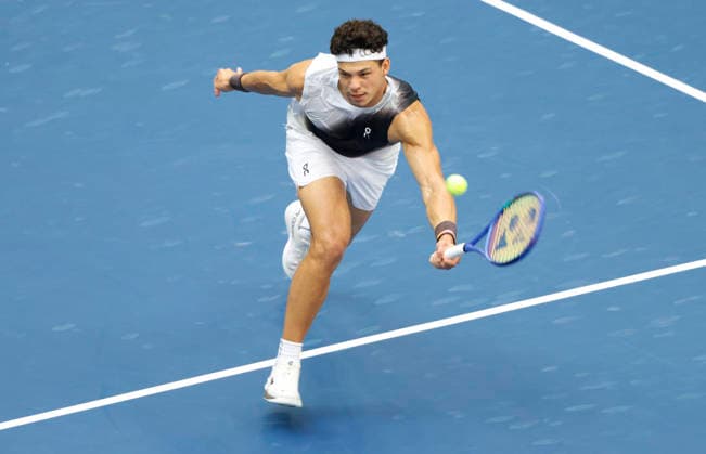 Ben Shelton returns to Alexander Zverev of Germany in the second set of the Men s Finals match in Arthur Ashe Stadium at the 2026 US Open Tennis Championship at the USTA Billie Jean King National Tennis Center in New York City on Sunday, September 13, 2026.  NYP20260913824 JOHNxANGELILLO