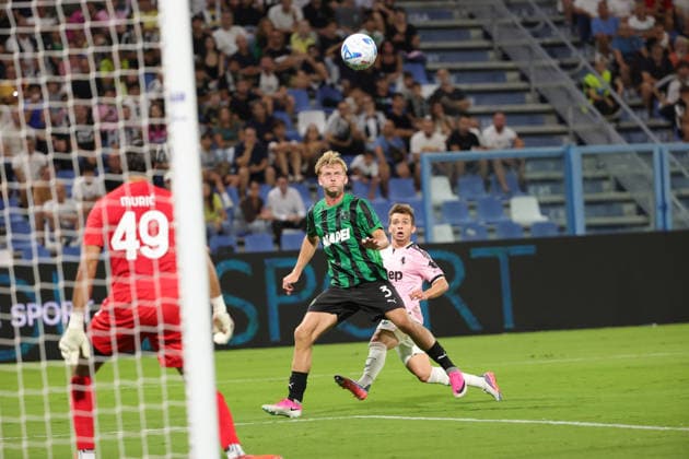 IPA88495049 - Francisco Conceicao of Juventus FC is pressured by Josh Doig of US Sassuolo during the Italian Serie A soccer match between US Sassuolo and Juventus FC at Mapei Stadium on September 13, 2026, in Reggio Emilia, RE.  Copyright: xEmanuelexPennacchio IPAxSportx xx IPA88495049
