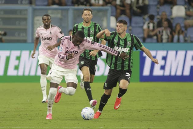 IPA88495372 - Randal Kolo Muani of Juventus FC battles for the ball with Luca Lipani of US Sassuolo during the US Sassuolo vs. Juventus FC match, the 4th match of the 2026-27 Enilive Serie A season at Mapei Stadium – Città del Tricolore in Reggio nell Emilia (RE), Italy, on September 13, 2026.  Copyright: xDavidexCasentini IPAxSportx xx IPA88495372