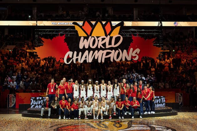 World Champions USA, U.S. team with World Cup trophy, World Championship trophy, gold medal, with coaches, GER, USA vs. France, basketball, FIBA Women s World Cup 2026, Final, September 13, 2026, GER, USA vs. France, basketball, 2026 FIBA Women’s World Cup, Final, September 13, 2026, Berlin Copyright: xEibner-Pressefoto MaxxVincenx EP_MVN