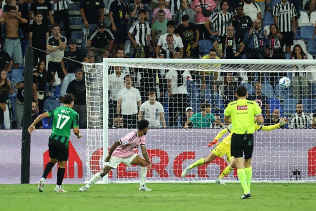 Vasilije Adzic of US Sassuolo scores the goal of 3-2 during the Serie A 2026 2027 football match between US Sassuolo and Juventus FC at Citta del Tricolore stadium in Reggio Emilia (Italy), September 13th, 2026. CesarexPurini