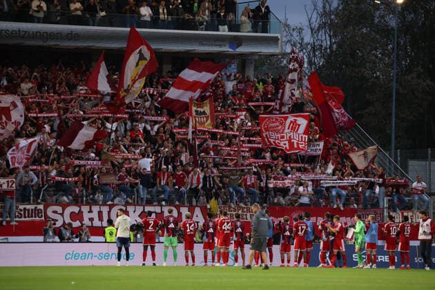 September 13, 2026, Soccer, Men s, Bundesliga 1, 2026–2027 Season, SV 07 Elversberg vs. FC Bayern Munich, The FC Bayern Munich team after the game in front of the traveling fans at the Elversberg Ursapharm Arena on Kaiserlinde Street, Saarland, Germany Copyright: xFabianxKleerx