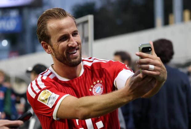 September 13, 2026, Soccer, Men s, Bundesliga 1, 2026–2027 Season, SV 07 Elversberg vs. FC Bayern Munich, Harry Kane of FC Bayern Munich takes a selfie at the Ursapharm Arena in Elversberg, Kaiserlinde, Saarland, Germany Copyright: xFabianxKleerx