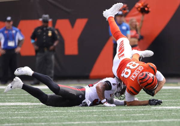 CINCINNATI, OH - SEPTEMBER 13: Cincinnati Bengals tight end Mike Gesicki 88 catches a pass in a game between the Tampa Bay Buccaneers and the Cincinnati Bengals on September 13, 2026, at Paycor Stadium in Cincinnati, OH. (Photo by Jeff Moreland Icon Sportswire) NFL, American Football Herren, USA SEP 13 Buccaneers at Bengals EDITORIAL USE ONLY Icon168260913031