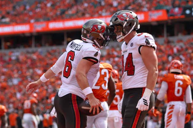 Sep 13, 2026; Cincinnati, OH, USA; Tampa Bay Bucs QB Baker Mayfield (left) celebrates his touchdown with teammate Bauer Sharp (right) during WEEK 1 of the NFL, American Football Herren, USA regular season between the Cincinnati Bengals and the Tampa Bay Buccaneers at Paycor Stadium. Mandatory Credit: -Cal Media NFL 2026: Buccaneers Vs Bengals SEP 13  - ZUMAc04_ 20260913_zma_c04_210 Copyright: xKevinxSchultzx