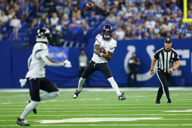 INDIANAPOLIS, IN - SEPTEMBER 13: Baltimore Ravens quarterback Lamar Jackson (8) throws a pass to Baltimore Ravens wide receiver Zay Flowers (4) in the first half of play during a NFL, American Football Herren, USA game between the Baltimore Ravens and the Indianapolis Colts on September 13, 2026 at Lucas Oil Stadium in Indianapolis, IN. (Photo by Jeffrey Brown Icon Sportswire) NFL: SEP 13 Ravens at Colts EDITORIAL USE ONLY Icon091326036