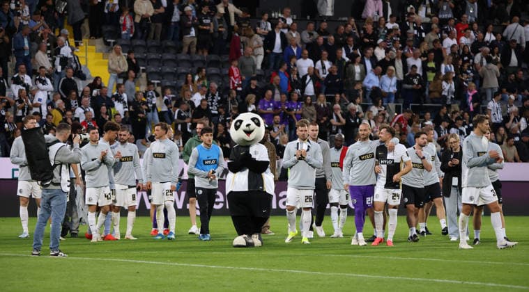 September 13, 2026, Soccer, Men s, Bundesliga 1, 2026–2027 Season, SV 07 Elversberg vs. FC Bayern Munich, The SV 07 Elversberg team thanks the fans after the game at the Elversberg Ursapharm Arena at the Kaiserlinde, Saarland, Germany Copyright: xFabianxKleerx