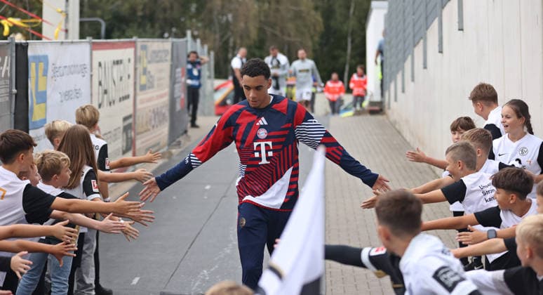 September 13, 2026, Soccer, Men s, Bundesliga 1, 2026–2027 Season, SV 07 Elversberg vs. FC Bayern Munich, Jamal Musiala of FC Bayern Munich high-fives children before the game at the Elversberg Ursapharm Arena on Kaiserlinde Street, Saarland, Germany Copyright: xFabianxKleerx