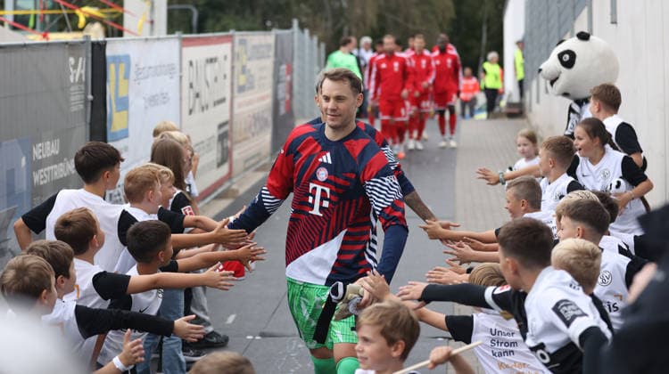 September 13, 2026, Soccer, Men s, Bundesliga 1, 2026–2027 Season, SV 07 Elversberg vs. FC Bayern Munich; Manuel Neuer of FC Bayern Munich high-fives children before the game at the Elversberg Ursapharm Arena on Kaiserlinde Street, Saarland, Germany Copyright: xFabianxKleerx