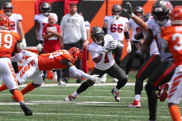 CINCINNATI, OH - SEPTEMBER 13: Tampa Bay Buccaneers running back Kenny Gainwell (1) carries the ball during the game between the Tampa Bay Buccaneers and the Cincinnati Bengals at Paycor Stadium on September 13, 2026 in Cincinnati, OH. (Photo by Ian Johnson Icon Sportswire) NFL, American Football Herren, USA SEP 13 Buccaneers at Bengals EDITORIAL USE ONLY Icon260913021