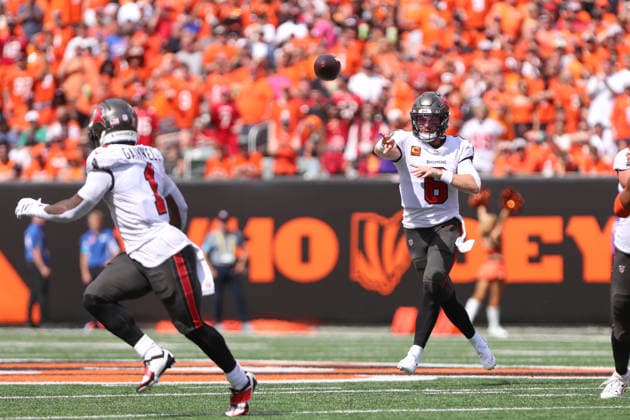 CINCINNATI, OH - SEPTEMBER 13: Tampa Bay Buccaneers quarterback Baker Mayfield (6) passes the ball to running back Kenny Gainwell (1) during the game between the Tampa Bay Buccaneers and the Cincinnati Bengals at Paycor Stadium on September 13, 2026 in Cincinnati, OH. (Photo by Ian Johnson Icon Sportswire) NFL, American Football Herren, USA SEP 13 Buccaneers at Bengals EDITORIAL USE ONLY Icon260913023