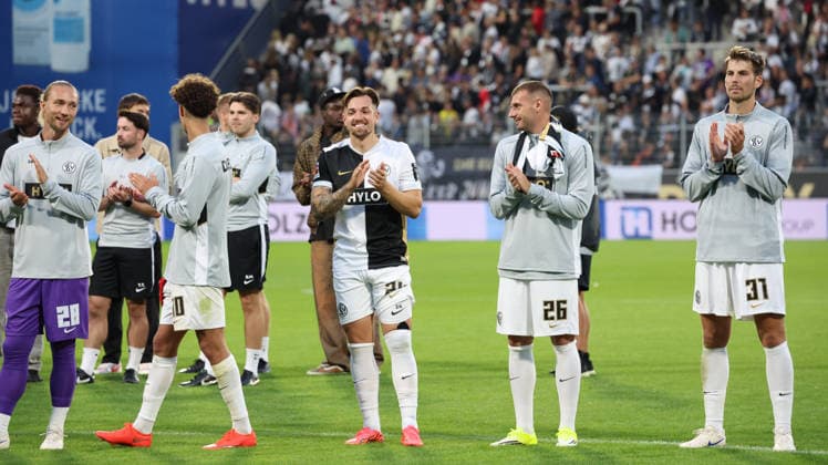 September 13, 2026, xrekx, Soccer 1. Bundesliga, SV Elversberg vs. FC Bayern Munich: Luca Schnellbacher (SV 07 Elversberg), Luca Sirch (SV 07 Elversberg), and Maximilian Rohr (SV 07 Elversberg) thank the fans, the player thanks the fans for their support. DFL and DFB regulations prohibit any use of photographs as image sequences and or quasi-video. Elversberg