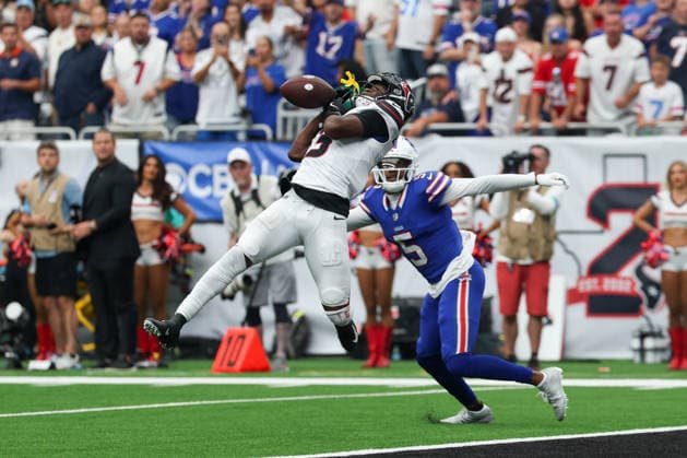 HOUSTON, TX - SEPTEMBER 13: Cornerback Kamari Lassiter 3 of the Houston Texans cannot hang onto the ball intended for wide receiver Joshua Palmer 5 of the Buffalo Bills in the final minutes of the NFL, American Football Herren, USA game between the Houston Texans and the Buffalo Bills on September 13, 2026, at Reliant Stadium in Houston, TX.(Photo by David Buono Icon Sportswire) NFL: SEP 13 Bills at Texans EDITORIAL USE ONLY Icon260913042