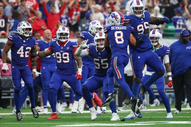 HOUSTON, TX - SEPTEMBER 13: Linebacker Terrel Bernard 8 of the Buffalo Bills celebrates with teammates after recovering a fumble in the final seconds of the NFL, American Football Herren, USA game between the Houston Texans and the Buffalo Bills on September 13, 2026, at Reliant Stadium in Houston, TX.(Photo by David Buono Icon Sportswire) NFL: SEP 13 Bills at Texans EDITORIAL USE ONLY Icon260913049