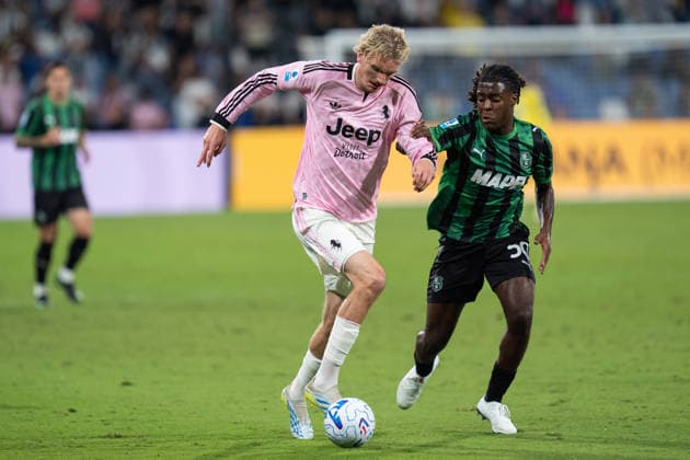 US Sassuolo v Juventus FC - Serie A Enilive Darryl Bakola of US Sassuolo Calcio and Nick Woltemade of Juventus FC compete for the ball during the Serie A Enilive match between US Sassuolo and Juventus FC at Mapei Stadium on September 13, 2026 in Reggio Emilia, Italy Reggio Emilia Mapei Stadium Emilia-Romagna Italy Copyright: xGiuseppexMaffiax 20260913_221443_SerieA_Sassuolo-Juventus_LIA04216