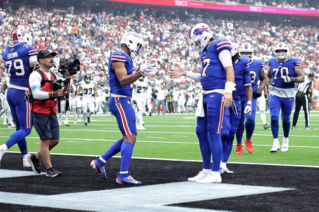 September 13, 2026, Houston, Texas, U.S: Buffalo Bills wide receiver DJ Moore (2) celebrates with quarterback Josh Allen (17) after a touchdown catch during the second quarter of the NFL, American Football Herren, USA regular season game between the Houston Texans and the Buffalo Bills at Reliant Stadium in Houston, TX on September 13, 2026. NFL 2026 - Buffalo Bills Vs Houston Texans  - ZUMAw137 20260913_aap_w137_066 Copyright: xErikxWilliamsx