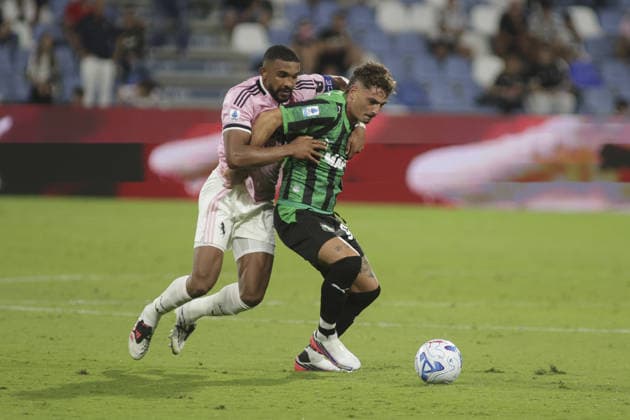 IPA88497235 - Sebastiano Esposito of US Sassuolo battles for the ball with Gleison Bremer of Juventus FC during the US Sassuolo vs. Juventus FC game, the 4th match of the 2026-27 Enilive Serie A season at Mapei Stadium – Città del Tricolore in Reggio nell Emilia (RE), Italy, on September 13, 2026.  Copyright: xDavidexCasentini IPAxSportx xx IPA88497235