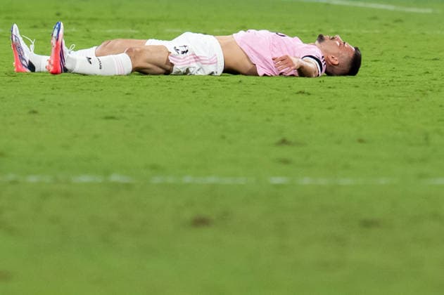 US Sassuolo v Juventus FC - Serie A Enilive Edon Zhegrova of Juventus FC looks dejected after Vasilije Adzic of US Sassuolo Calcio scored third goal during the Serie A Enilive match between US Sassuolo and Juventus FC at Mapei Stadium on September 13, 2026 in Reggio Emilia, Italy Reggio Emilia Mapei Stadium Emilia-Romagna Italy Copyright: xGiuseppexMaffiax 20260913_223606_SerieA_Sassuolo-Juventus_LIA08234