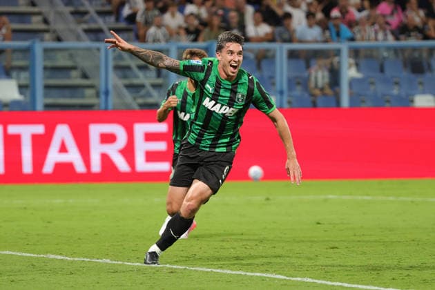IPA88497511 - Kieron Bowie of US Sassuolo celebrates after scoring the goal that made the score 2-1 during the Italian Serie A soccer match between US Sassuolo and Juventus FC at Mapei Stadium on September 13, 2026, in Reggio Emilia, RE.  Copyright: xEmanuelexPennacchio IPAxSportx xx IPA88497511