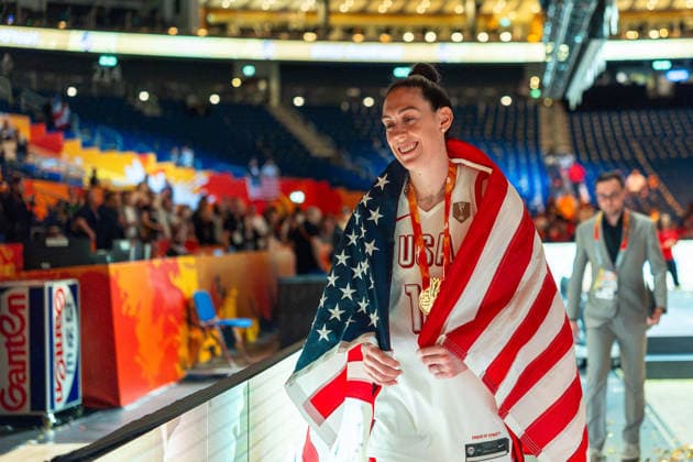 Breanna Stewart (USA), No. 10, celebrates with her gold medal after the game ends, Germany, USA vs. France, Basketball, 2026 FIBA Women’s World Cup, Final, September 13, 2026, GER, USA vs. France, Basketball, 2026 FIBA Women’s World Cup, Final, September 13, 2026, Berlin Copyright: xEibner-Pressefoto MaxxVincenx EP_MVN