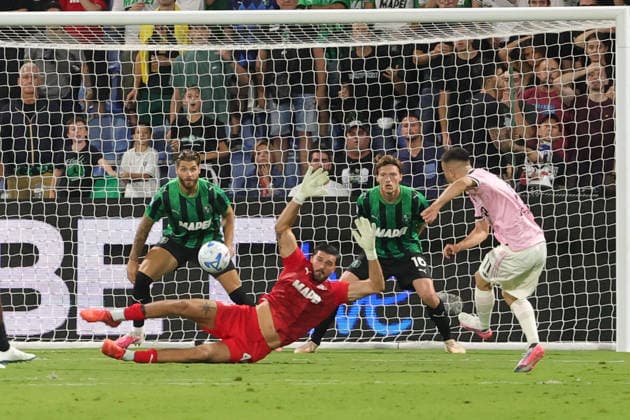 IPA88497521 - Edon Zhegrova of Juventus FC takes a shot and scores the goal to tie the game at 1-1 during the Italian Serie A soccer match between US Sassuolo and Juventus FC at Mapei Stadium on September 13, 2026, in Reggio Emilia, RE.  Copyright: xEmanuelexPennacchio IPAxSportx xx IPA88497521