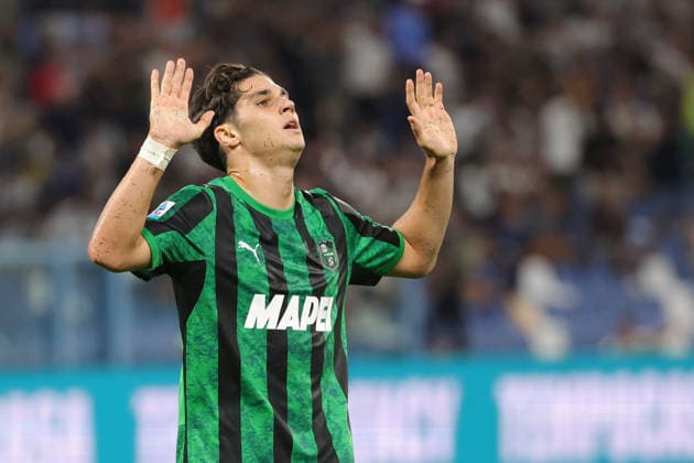 IPA88497527 - Vasilije Adzic of US Sassuolo celebrates after scoring the goal that made the score 3-2 during the Italian Serie A soccer match between US Sassuolo and Juventus FC at Mapei Stadium on September 13, 2026, in Reggio Emilia, RE.  Copyright: xEmanuelexPennacchio IPAxSportx xx IPA88497527